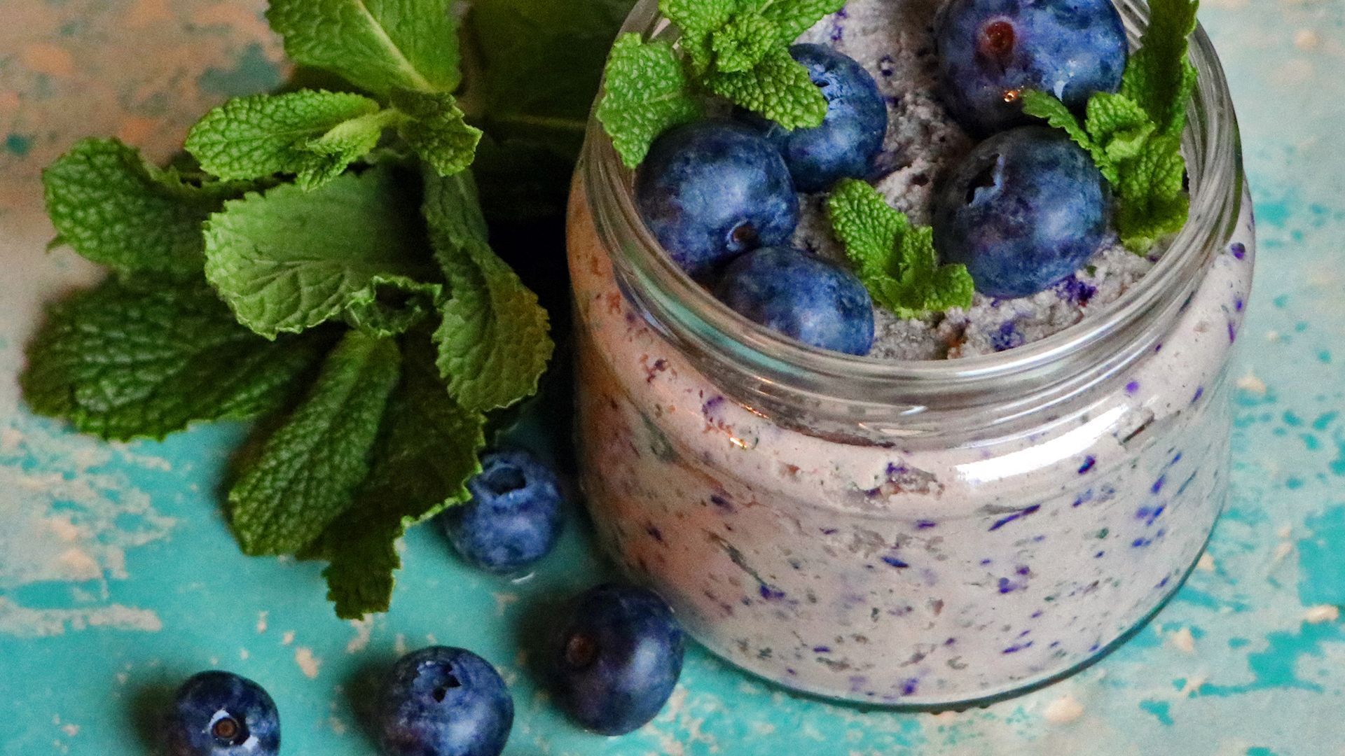 Blueberry & cashew cream